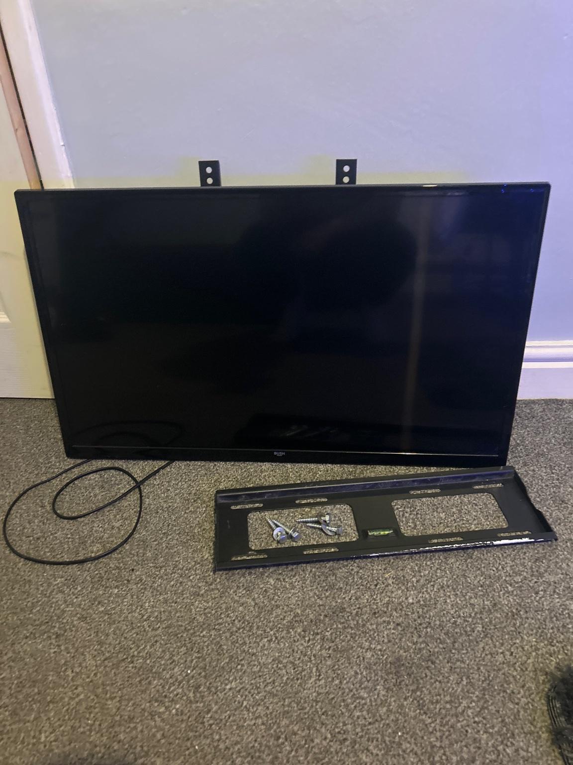 32 inch bush TV and wall bracket in B71 Sandwell für 50,00 £ zum