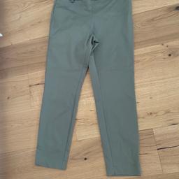 Die Hosen sind Neuwertig
In Gr 42
Farbe Olivengrün 
Von H&M