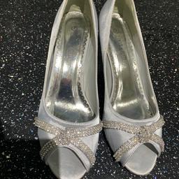 Glamour n Glitz size 7 silver grey satin 3” heels with diamanté trim
Only worn once for a wedding so great condition with very minimal signs of being worn as can be seen from the photos.