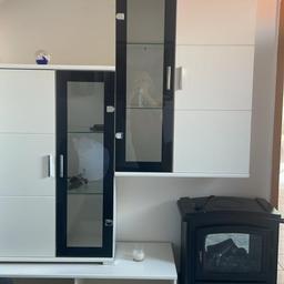 Wohnzimmer Schrank 3 Teile 100€
Metall Bett mit neue Matrasse 100€

Komplett 150€