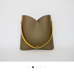 Verkaufe Object Particolare Milano Handtasche inkl. Kleiner Pocket, welche man auch einzeln als Clutch tragen kann.
Modell: Vitti Medium Moss/ yellow

Neupreis :700€
Die Tasche wurde sehr selten getragen.