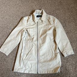 Beautiful beige River Island Rain Mac, Age 3 Years.

In immaculate condition and from a smoke free home. 

Collection only or may deliver if local to DY4