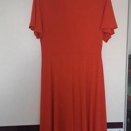 Neu nur einmal getragen Festpreis 30€

In den Bilder sieht das Kleid bissen Orange aus, aber es ist rot