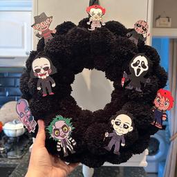 Each Pom Pom has been individually handmade by me and glued to a polystyrene ring with wooden movie killers added to give your door a one off unique look this Halloween! 
Collection from Congress Mount Armley LS12 3DU 
Have a look at my other items for sale 🖤