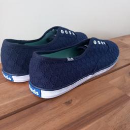 keds shoes - navy blue, silver eyelets,
come with blue/white laces,
brand new still in box..
WAS £20.... NOW £15 !!!