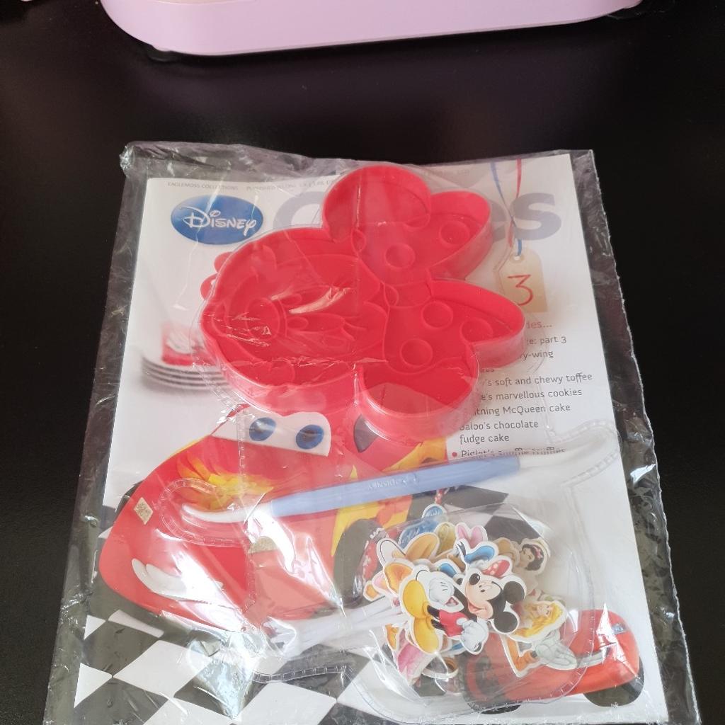 Disney cakes and sweets magazine issue 3
includes
magazine
minnie mouse cookie cutter and embosser set
1 tool
disney character sticks
brand new
COLLECTION ONLY
see my listings for other issues available
£4 each or 3 for £10
