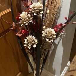 Selling an arrangement of artificial flowers, perfect for the lounge or hallway. Buyer to collect and cash on collection.