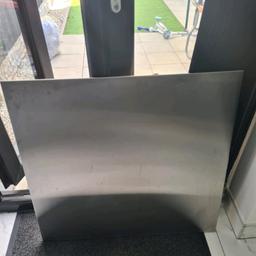Stainless steel splashback
75cm x 75cm

Very good condition, just needs a good wipe as it was kept in my shed after my kitchen extension.

No screws required for installation, all you need is strong glue on each corners and push against the wall.