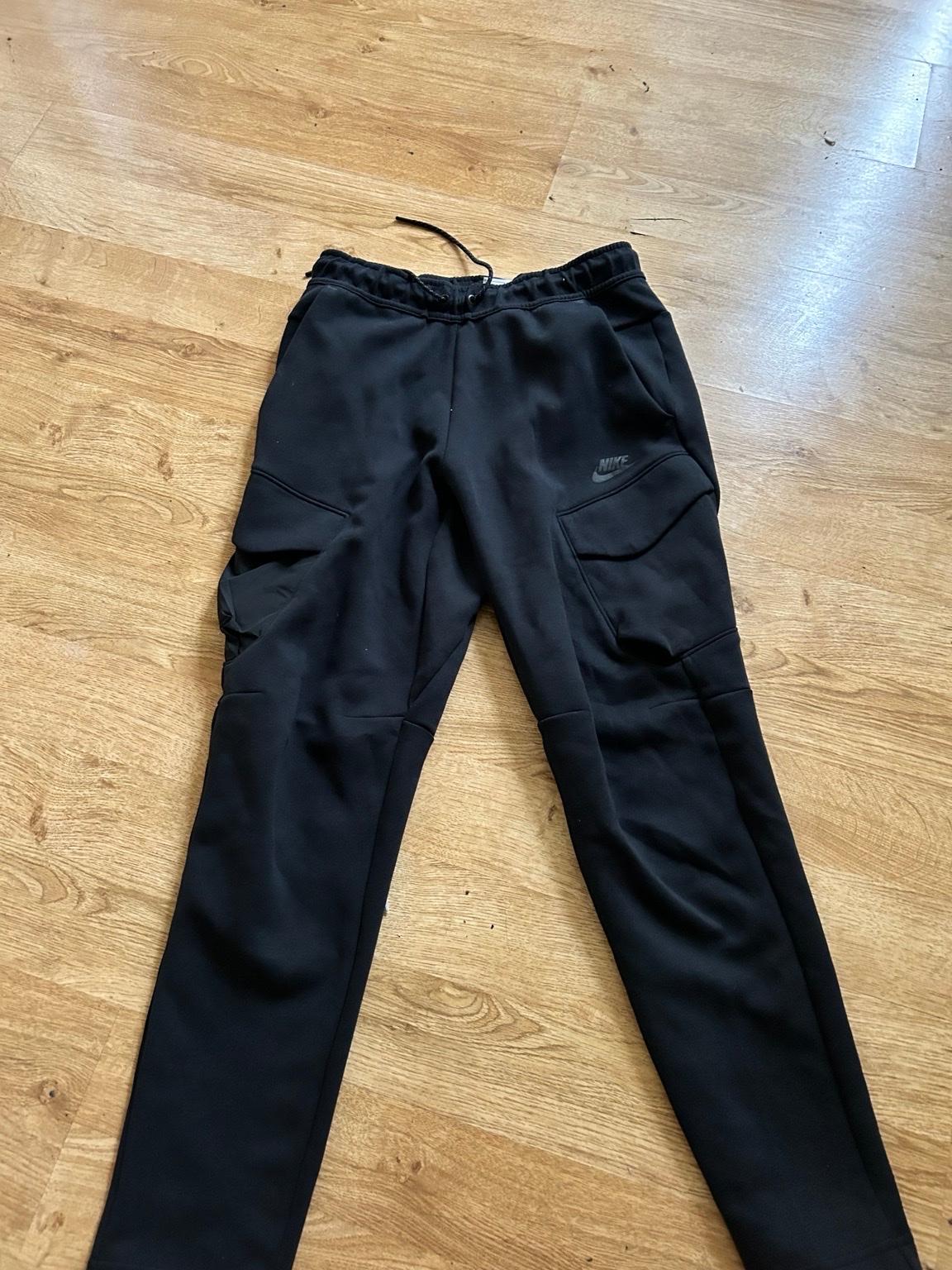 Nike tech fleece cargo in N11 London for £80.00 for sale | Shpock