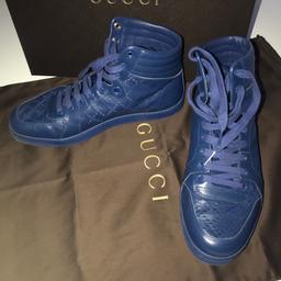 Gucci Blue Diamante High Top Sneakers
Leder
1 Mal getragen
Inkl. Originalkarton und Aufbewahrungssack
Neupreis EUR 500