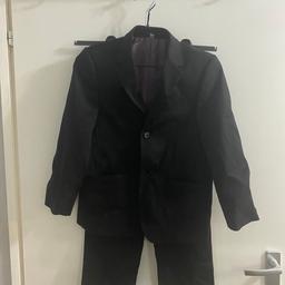 2TIg, Anzug set
Hose + Jacke
Wie Neu
Nur einmal getragen und auch nur ganz kurz
Größe: 134
Mit Glitzer Effekt