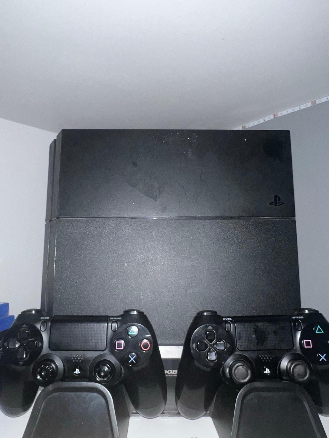 PlayStation 4 (PS4) , 2 controllers, 6 games in B32 Birmingham für 200 ...