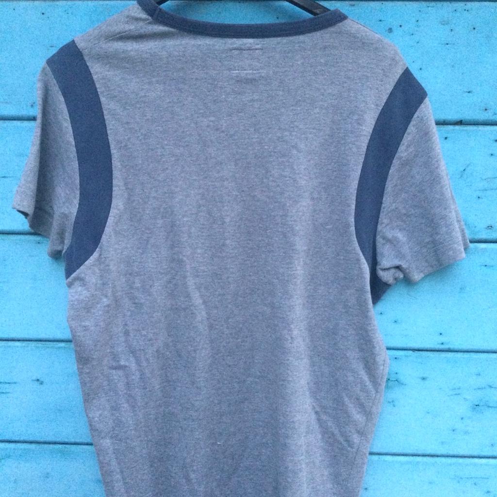 T-shirt in cotone azzurro a maniche corte, logo stampato anteriore, taglia S, ottimo stato #tshirt #calvinklein #calvinkleincollection