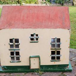 This vintage 1950s doll's house measures 51 cm wide, 48 cm high, and 35cm deep.
It's in an original unrstored condition with delightful an authentic 1950s wallpaper to the rooms.