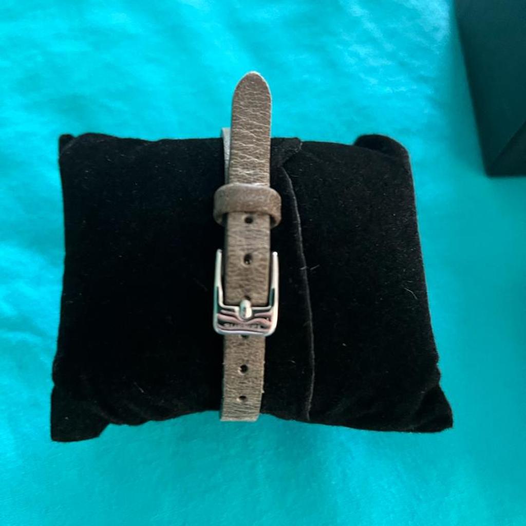 Angeboten wird eine Damen Armbanduhr, mit einem grauen Lederarmband, silbernes Uhrengehäuse, rosegoldene Ziffern.
Von Tamaris.
In Original Verpackung .
 ( ohne Batterie)
Funktioniert einwandfrei.
Privat Verkauf,keine Rücknahme.