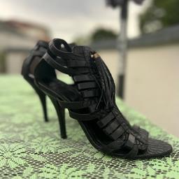 Schwarze Givenchy Leder Riemchen Sandale in Größe 38,5.
Wurden nur selten getragen, minimale Gebrauchsspuren.