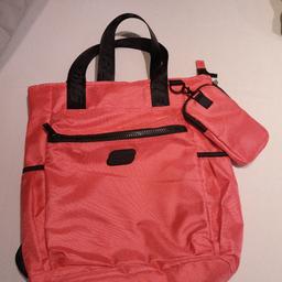 Sketchers Tasche in pink/schwarz. kann auch als Rucksack verwendet werden. sep. Handytasche und Laptopfach. 2x benutzt, wie neu!