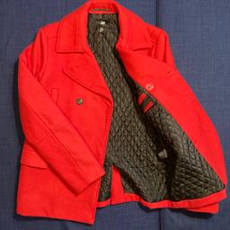 Peacoat: H&M: M: rot

Marke: H&M
Farbe: rot
Material: 68% Wolle, 17% Polyester, 13% Acryl, 2% Polyamid
Size: M (laut Etikett: EUR 50)
H: 72cm
B: 54cm

6 große Knöpfe an Vorderseite.
2 offene Brusttaschen auf Vorderseite.
2 geschlossene Seitentasche auf Vorderseite.
Schlitz/Spalt auf Rückseite.
Kragen kann stehend getragen werden(Knopf).
2 Ersatzknöpfe.

Neuwertig (3-4 Mal getragen).
Passend für Körpergröße 1,75m, 70kg.

Auch bekannt als Kurzmantel Dufflecoat Navycoat