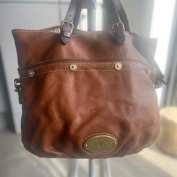 Mulberry Mitzy Tote
Tan colour.
A few marks of wear and tear but in good conditions
Can be used as a tote or folds in to make a cross body bag.
Comes with dust bag.