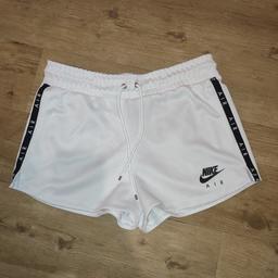 Nike Damen shorts
Gr. S
nie getragen