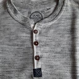 Langarmshirt  grau- milliert / Größe  146- 152 / C&A  Skate Nation U.S.A / sehr wenig getragen fast neu / schöne ausgearbeitete Knopfleiste / an den Ärmeln Schultern sowie untere Kante abgesteppt