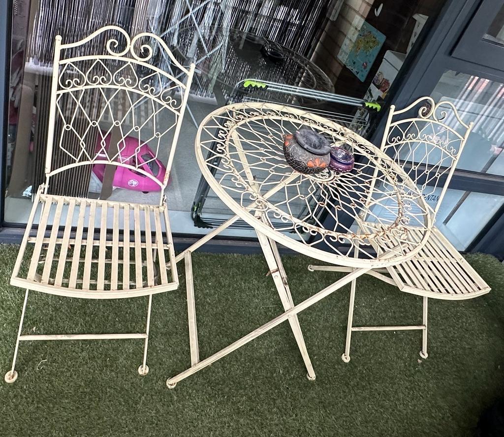 Garden table & chairs in E3 London for £50.00 for sale Shpock