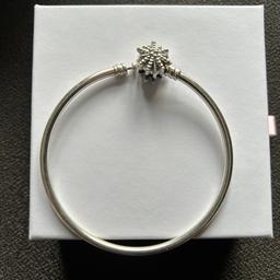 Pandora 19cm snowflake bangle
Never worn and just sat in jewellery box
Box provided
Collection only
Please see my other items