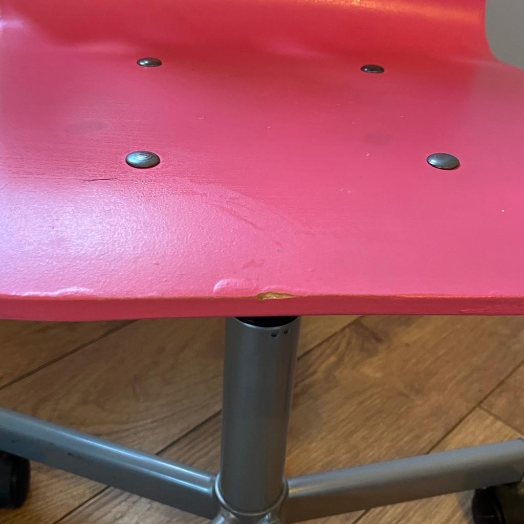 Slight wear and tear to the edge of the seat as shown in the picture but otherwise in very good condition
Height adjustable