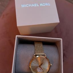 Biete eine sehr schöne ungetragene Uhr von Michael Kors
Größe kann eingestellt werden 
Es war ein Geschenk daher keine Rechnung 
Versand möglich