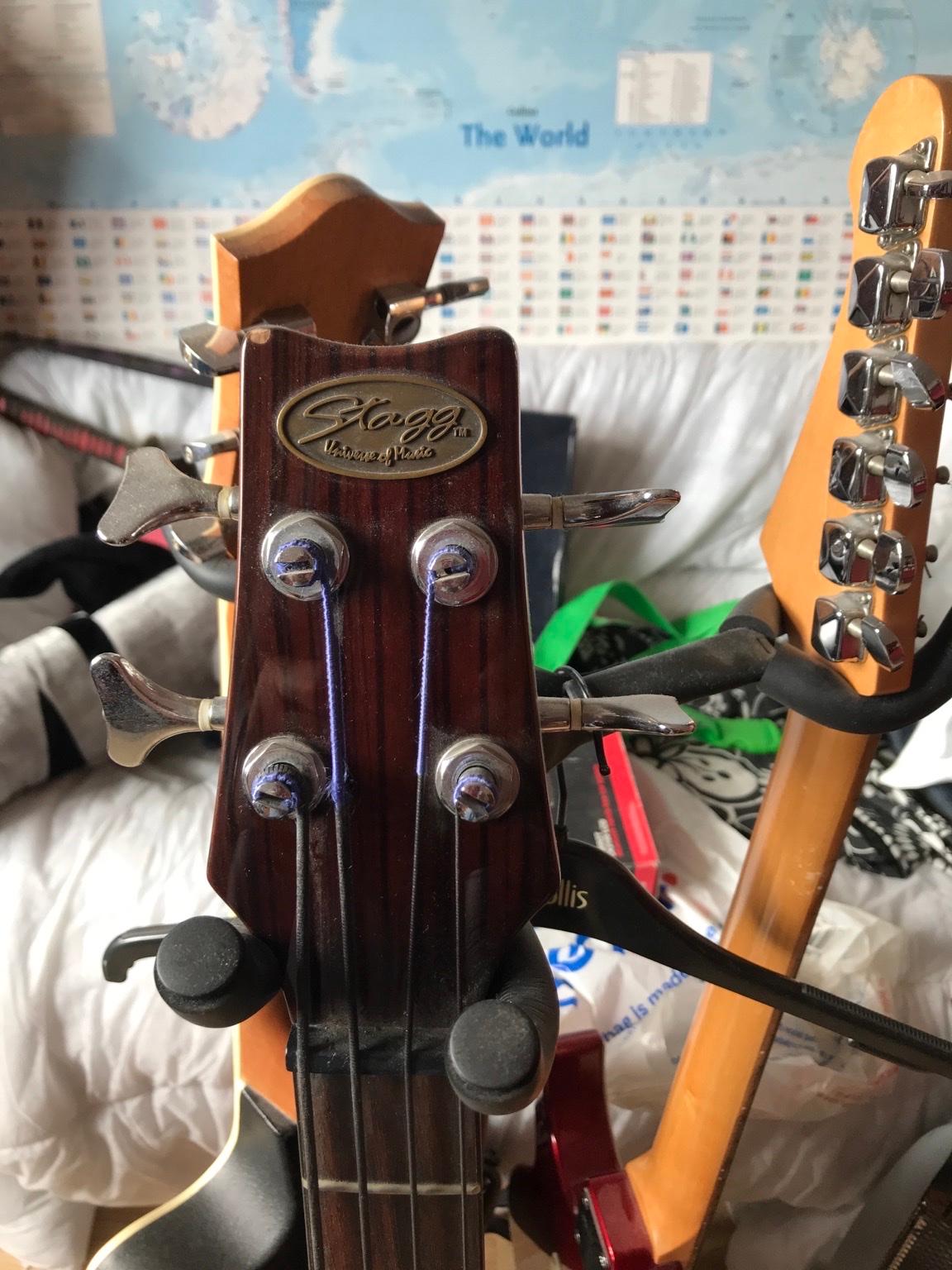 Stagg Cutaway Acoustic Electric Bass guitar in WS11 Chase für 25,00