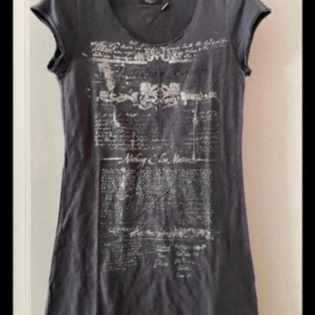 Bellissima t-shirt firmata in cotone
Modello lungo, può essere anche un mini vestito
Colore grigio scuro con disegni in leggero rilievo argentati
Perfetta
Tg. S