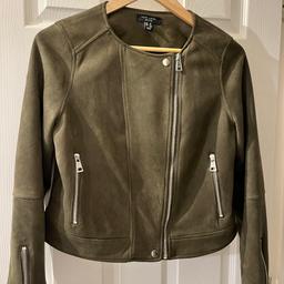 New Look ladies khaki biker style jacket
Two side zips - silver
Suede material - not real suede

Petite size UK 12

Good condition