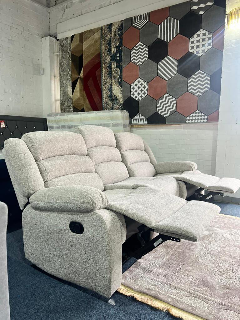 3+2 SEATER FABRIC RECLINER SOFA FOR SALE in DN2 Doncaster für 849,00