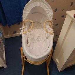 Moses basket matress 3 x stretchy sheets plain white plus 2 x stretchy sheets with moon & stars on them plus quilt with bear motif that goes with the moses basket outer cover also includes the wooden rocking stand has well a complete set up for ur new arrival