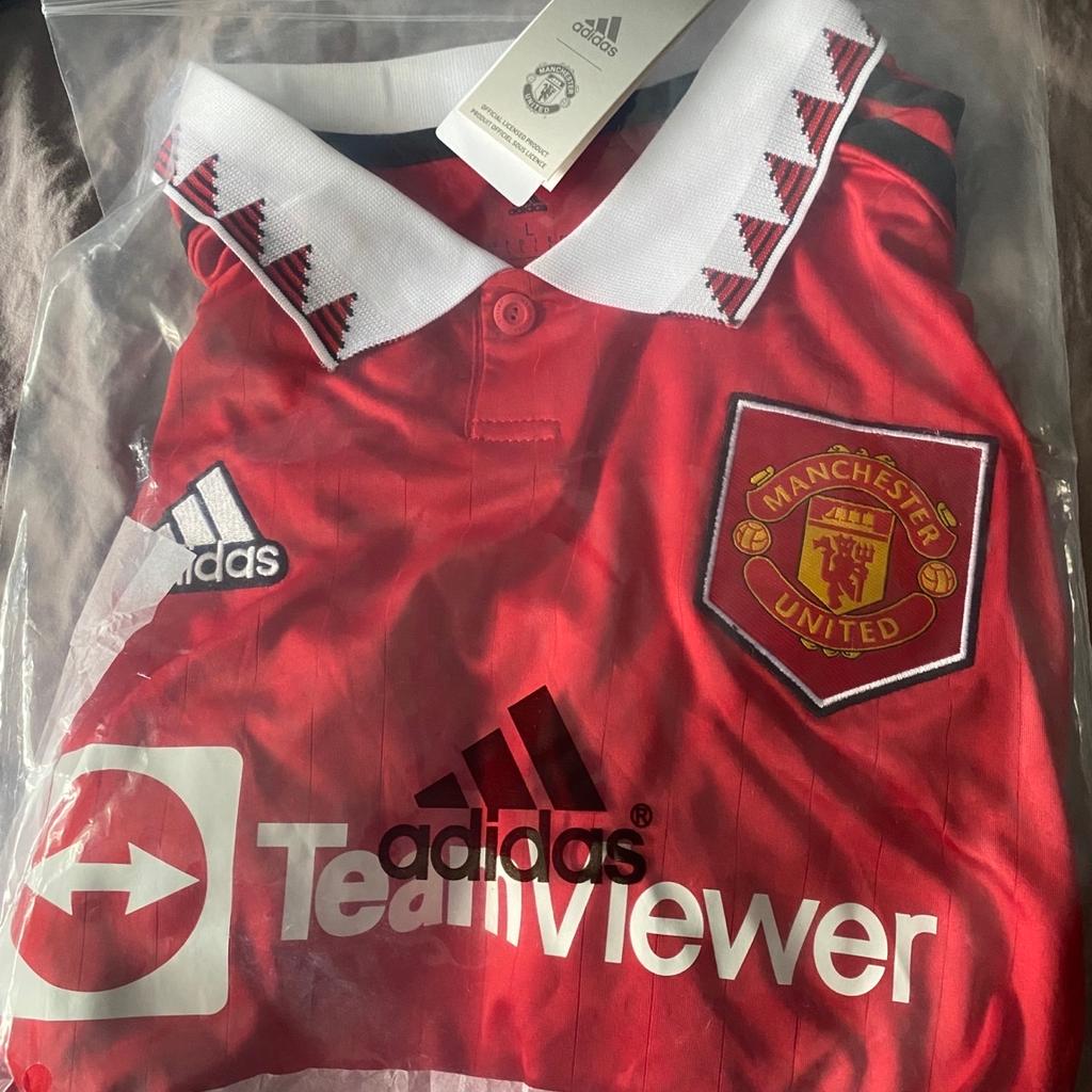 Manchester United football jersey size L