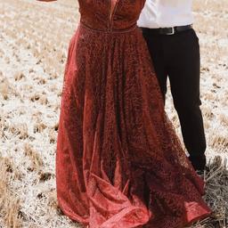 Verlobungskleid in Weinrot
Größe 44/46
Einmal getragen , Glitzer
Np 400€ für 315€ Versand 6,99