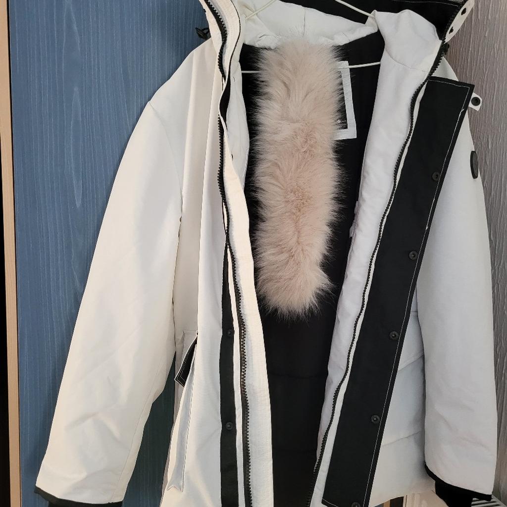 Noize Cruelty-Free Outerwear White  Coat Size L

Noize Outerwear is a vegan, cruelty-free manufacturer. A stylish winter coat designed in Canada for harsh winters to stay warm.

Only worn once. Like new.

Thanks for watching. Please see my others items.