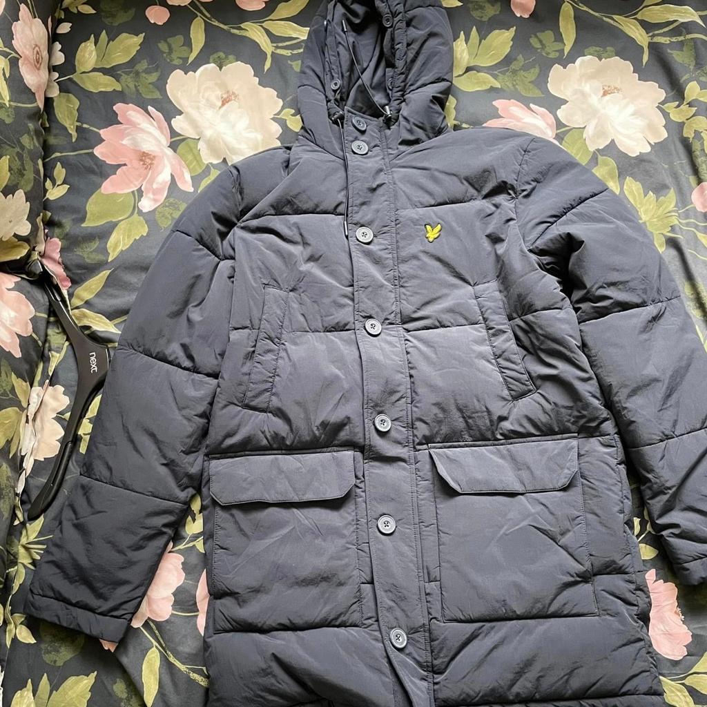 Lyle & Scott Heavyweight Longline Puffer Jacket Coat
Dark Navy
Parka
Unworn
Size Small
New without tags
Inside two slip pockets
Two top slip pockets
And two front deep pockets
Detachable faux fur hood
smoke and pet free home
