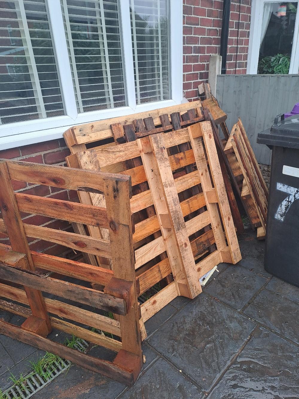wooden pallets in WV3 Wolverhampton für gratis zum Verkauf Shpock DE