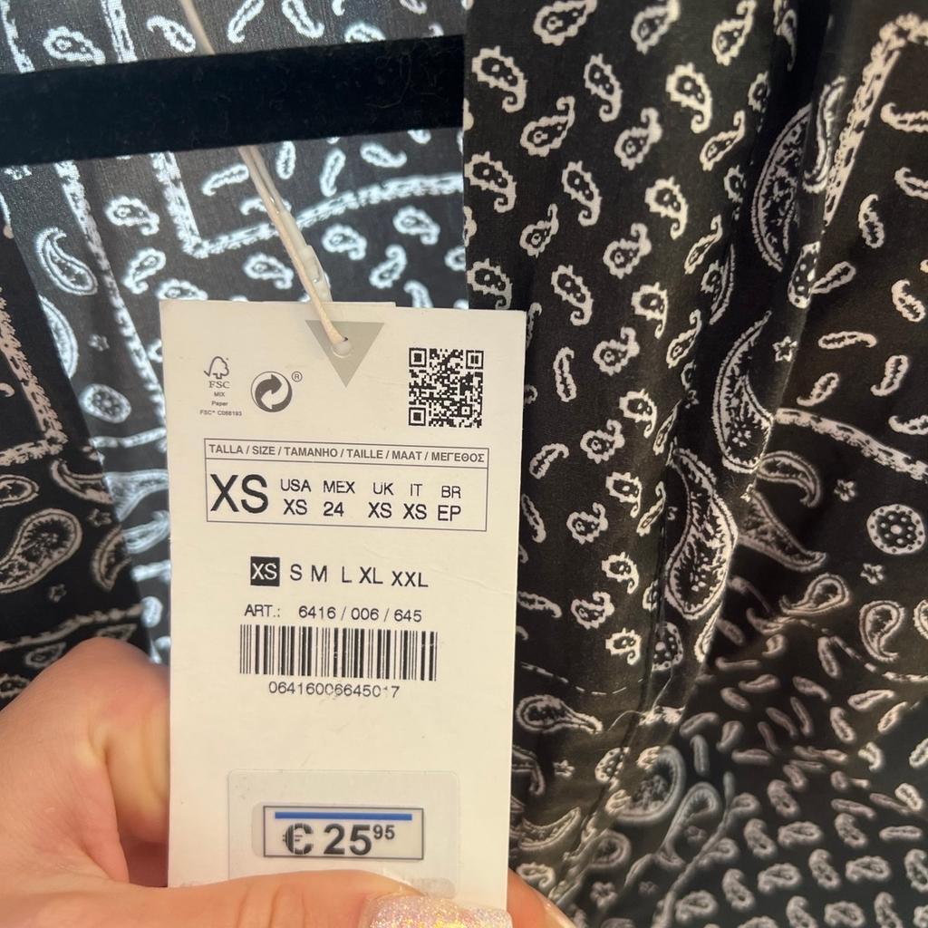 Bluse zum Binden von ZARA

Gr XS

Zustand ungetragen neu mit Etikett

Farbe schwarz

Versand möglich muss aber vom Käufer selbst übernommen werden
