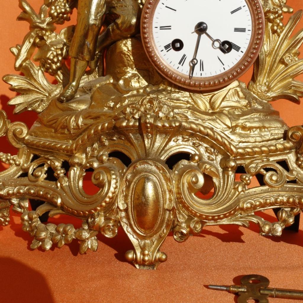 Ich verkaufe hier eine sehr schöne, antike, funktionierende Kaminuhr, französische Pendule mit einem Edelknaben aus Bronze und Appliken aus Zinkguss. Lt. (handgeschriebenen) Zertifikat des Restaurators stammt die Uhr aus der Zeit um 1880 und ist im Stile des Rokoko gehalten. Gestempelt ist sie mit Pichon / Chavanot. Das Uhrwerk ist ein massives, französisches Messingwerk mit halb Stunden und Stundenschlag. Gangdauer ist ca 3 Wochen.
Lt. Zertifikat fehlen beim Edelknaben allerdings ein Hirtenstab und eine Rückentrage
Das Zertifikat wird beigelegt.
Die Uhr ist 35cm breit, 33cm hoch und 12cm tief

Bei Versand ist ein Service vom Fachmann empfohlen!