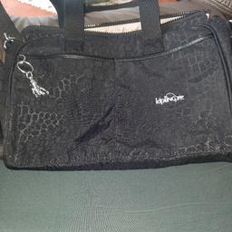Biete eine Handtasche der Firma Kipling in schwarz zum Verkauf an. Die Größe ist 0,31m breit, 0,24m hoch und 0,13m tief. Der Schulterriemen ist 1,47m lang, kann aber kürzer gemacht werden. Wurde gekauft und dann doch nicht genutzt. Versand innerhalb Deutschlands mit 5.90 Euro Aufpreis möglich.