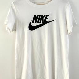 Das Nike Sportswear Essential T-Shirt besticht mit weichem Baumwoll-Jersey und einem klassischen Logo.
zzgl. Versand