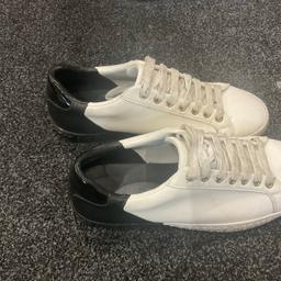 Used: men’s trainer white black size 42/8 v,good condition £15
Collection le5