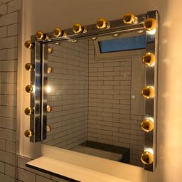 Badezimmerspiegel mit goldenen Glühbirnen

Maße: 60x70 cm

inkl. 20 Ersatzbirnen