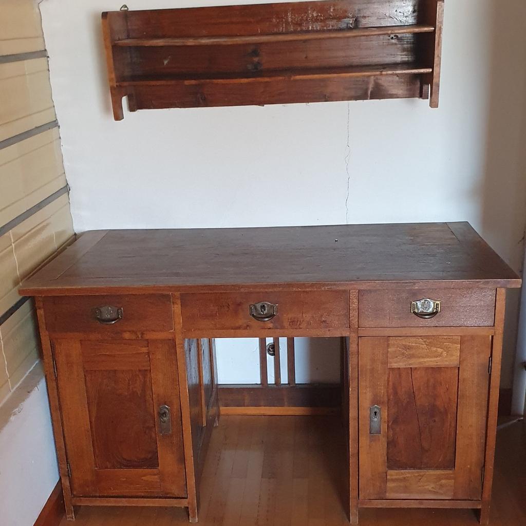 Sehr schöner antiker Schreibtisch zu verkaufen

Länge 129cm
Breite 65cm
Höhe 75cm

Abholung in SCHWARZENBERG