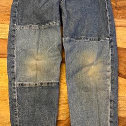 5-Pocket-Jeans aus gewaschenem Baumwolldenim mit lockerer Passform an Hüfte und Oberschenkeln. Mit verstellbarem Gummizug im Bund, Zip Fly und Knopf. Nach unten schmal zulaufende Ballonbeine.