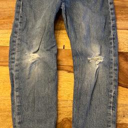 5-Pocket-Jeans aus gewaschenem Denim. Lockere Passform an Hüfte und Oberschenkeln. Schmal zulaufendes Bein. Bund mit verstellbarem Gummizug, Reißverschluss und Knopf.
