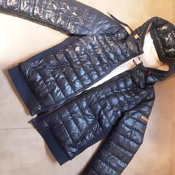 warme kuschelige Winterjacke von Esprit einmal blau einmal schwarz je 20€
