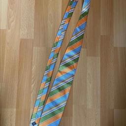 Schicke Hugo Boss Krawatte in Orange/Blau/Grün. Sie besteht aus 100% Seide.